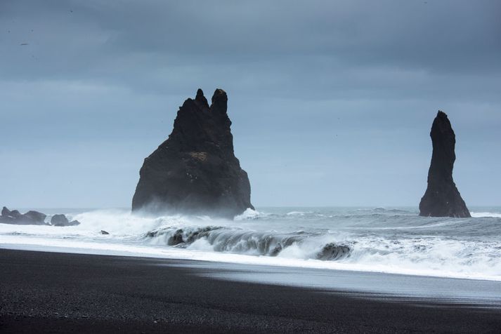 Leiðsögumaðurinn lýsti því jafnframt að aðstæðurnar sem þarna mynduðust hafi verið afar hættulegur. Aldan skolar sandinum iðulega undan þeim sem á honum stendur og því afar erfitt að ná fótfestu.