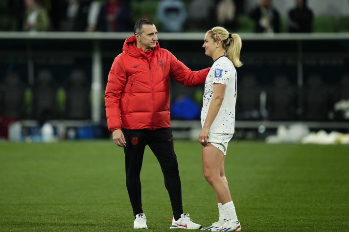 Vlatko Andonovski og Lindsey Horan ræðast við eftir að Bandaríkin féllu úr leik fyrir Svíþjóð á HM.