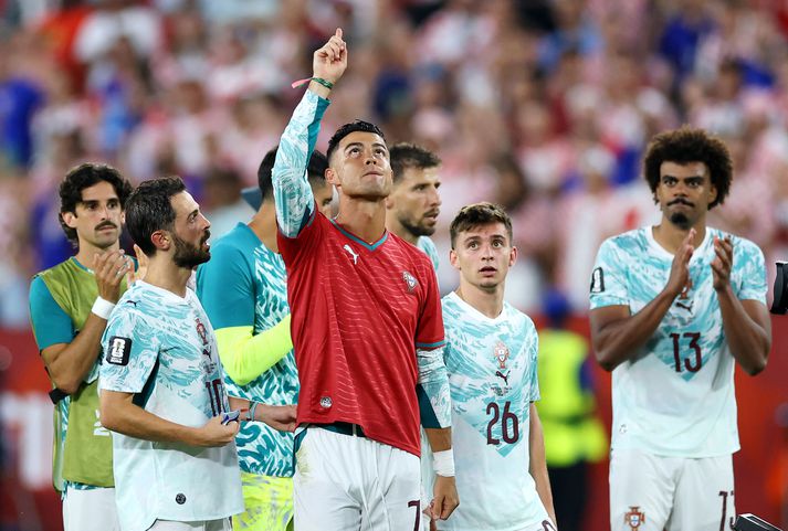 Cristiano Ronaldo sést hér búinn að klæða sig í treyju Diogo Jota og horfir síðan og bendir upp til himna. Portúgalska liðið minntist Jota eftir sigurinn á Króatíu en í dag er ár liðið frá því að hann fórst í bílslysi með bróður sínum.