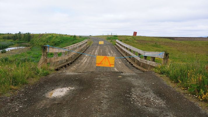 Brúnni yfir Geirsá hefur verið lokað.