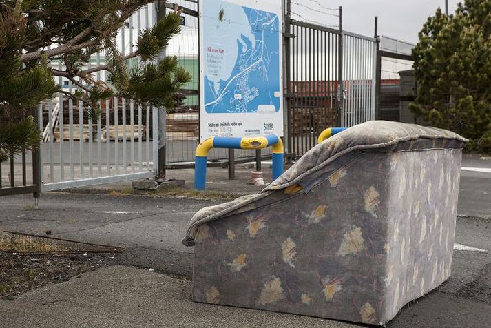 Skýrt kemur fram á skiltinu við yfirgefna lóðina að Sorpa hafi ekki starfsstöð þar og fólki bent á næstu stöð á Breiðhellu í Hafnarfirði.