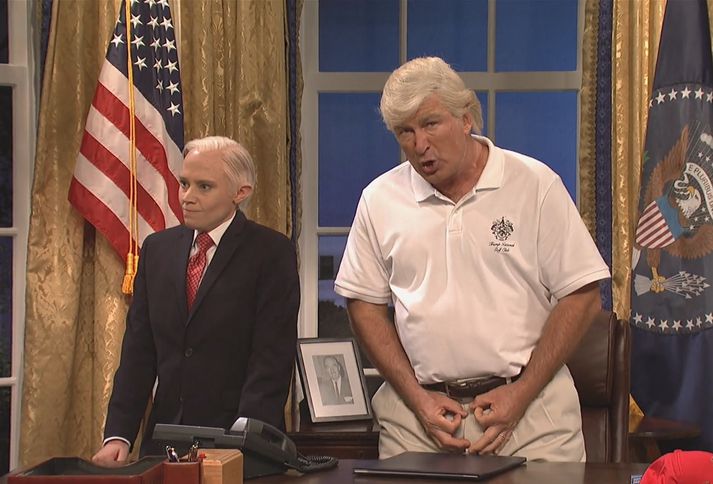 Alec Baldwin í hlutverki Trump og Kate McKinnon í hlutverki Jeff Sessions.