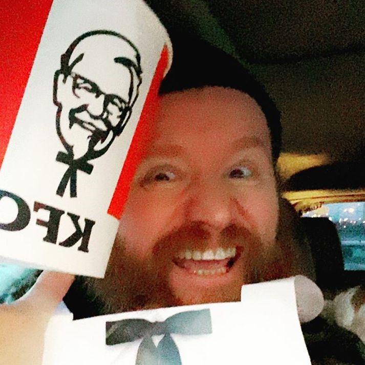 Pétur og amma hans eiga núna möguleika á að fá aðra Íþróttafötu frá KFC þar sem Pétur merkti myndina með fötuna á Instagram með #KFCEM en FM 957, Ghostlamp og KFC hafa efnt til leiks þess efnis.