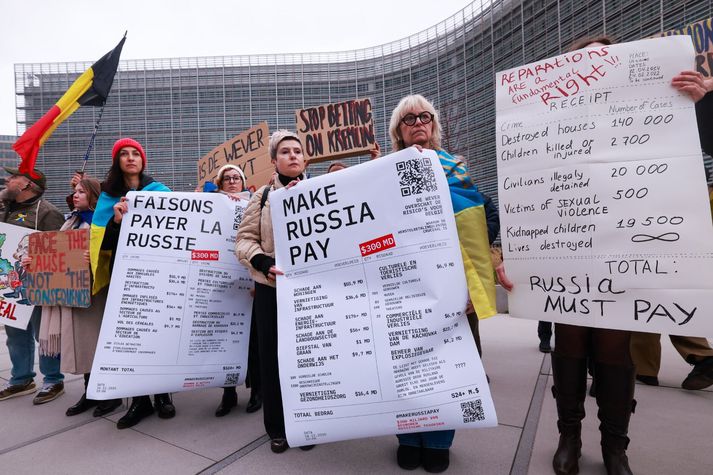 Úkraínumenn héldu mótmæli í Brussel í dag þar sem þeir kröfðust þess að rússneskir fjármunir yrðu notaðir til að fjármagna varnir Úkraínu. 