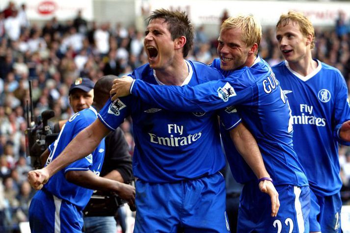 Frank Lampard fagnar öðru marka sinna á móti Bolton 30. apríl 2005 með Eiði Smára Guðjohnsen. Frank og Eiður Smári voru tveir markahæstu leikmenn Chelsea á þessu tímabili.
