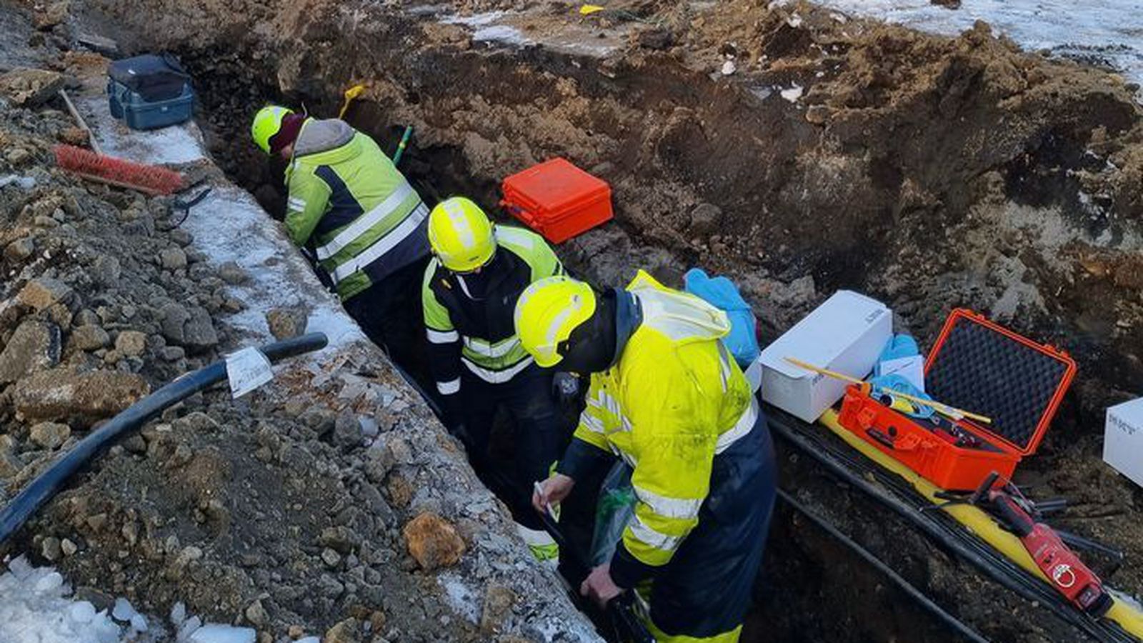 Fara af neyðar­stigi og á hættu- og ó­vissu­stig - Vísir