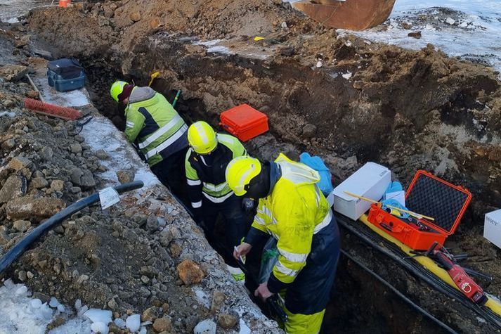 Heitu vatni hefur að mestu verið komið á á Suðurnesjum eftir að Njarðvíkuræð fór undir hraun á kafla.