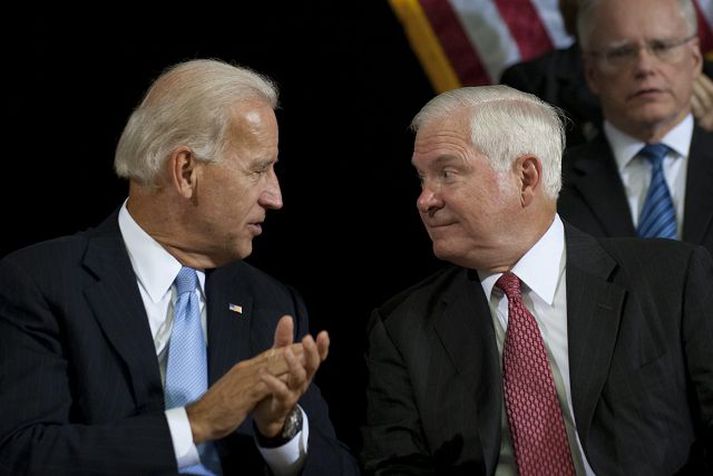 Formleg athöfn í Bagdad.
Varaforseti og varnarmálaráðherra Bandaríkjanna á tímamótum.fréttablaðið/AP