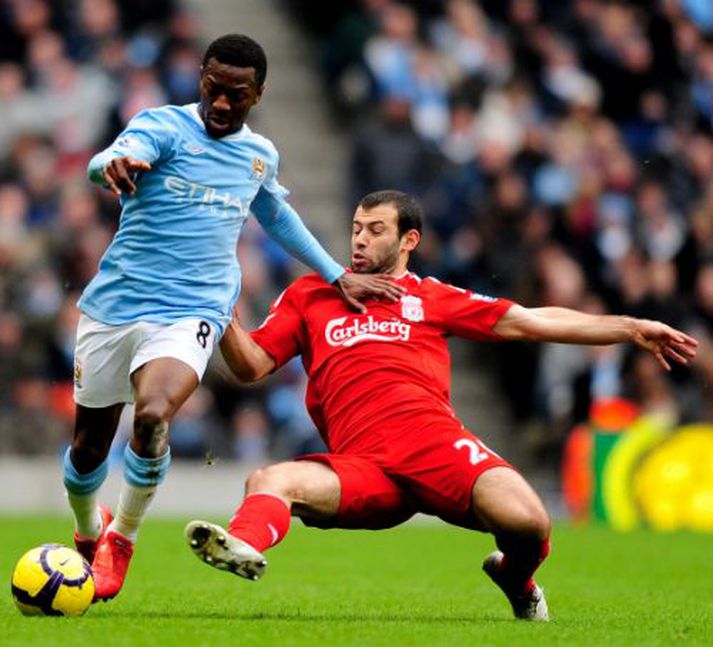 Shaun Wright-Phillips fær tæklingu frá Javier Mascherano.