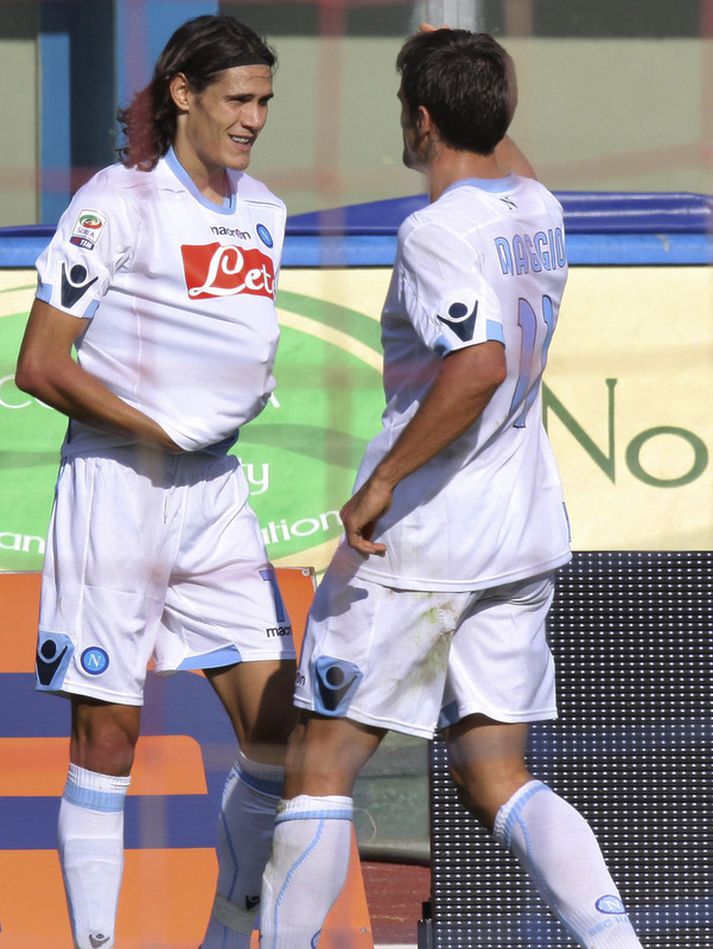 Edinson Cavani fagnar einu marka sinna á tímabilinu.