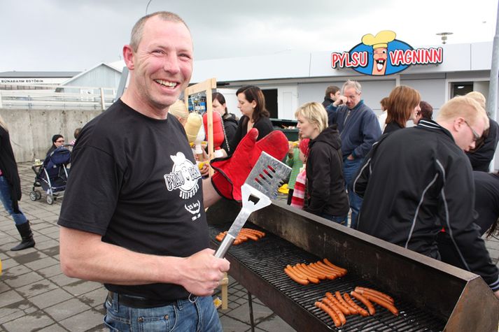 Símon Tómasson, tengdasonur Ingunnar verður á grilllinu í dag.