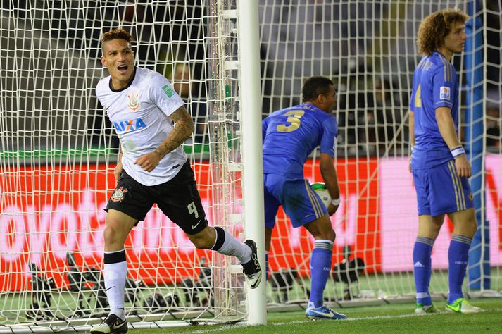 Paolo Guerrero fagnar hér sigurmarki sínu.