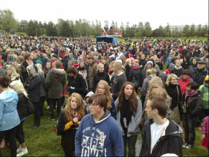 Fjöldi fólks er viðstatt tónleikana á Miklatúni. Mynd/ Daníel.