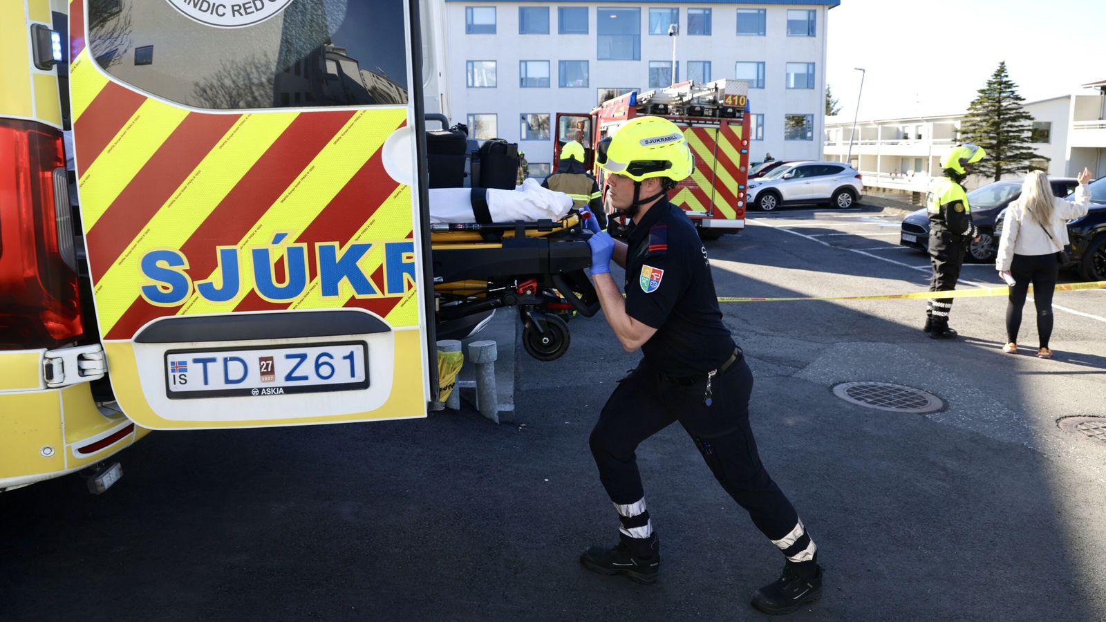 Kona flutt á sjúkra­hús eftir bruna í kjallara­í­búð