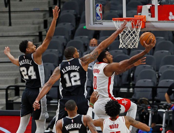 Sterling Brown sækir að körfu San Antonio Spurs í sigrinum kærkomna í nótt.