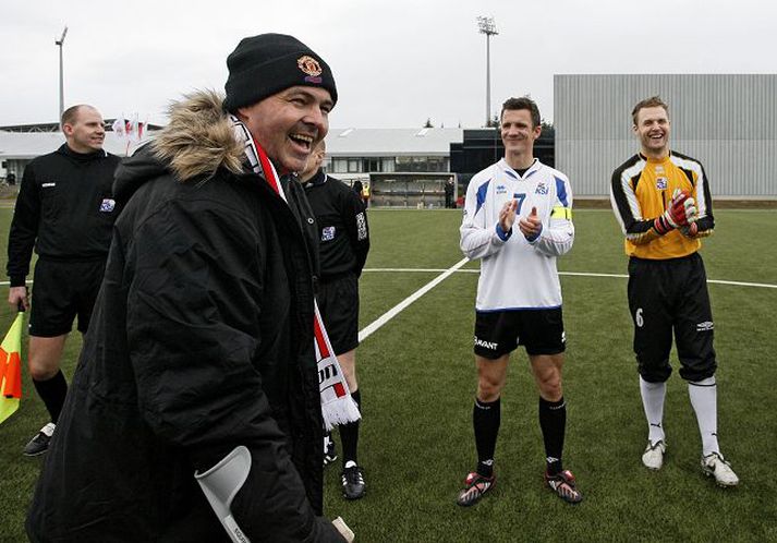 Sigurður Hallvarðsson gladdist innilega þegar vinir hans úr fótboltanum og aðrir velunnarar sýndu hug sinn í verki og fjölmenntu á ágóðaleik sem haldinn var fyrir Sigurð og fjölskyldu í Laugardalnum í gær. Fréttablaðið/Pjetur