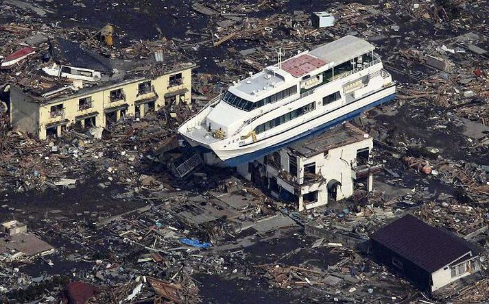 Náttúruhamfarir í Japan Hinn 11. mars varð jarðskjálfti úti af norðausturströnd Japans sem mældist 9 stig, sá stærsti sem orðið hefur þar á seinni öldum. Í framhaldinu lagði risaflóðbylgja stóran hluta strandbyggðarinnar í rúst. Þar á meðal urðu miklar skemmdir á kjarnorkuveri í Fukushima. Meira en 18.000 manns létust og hundruð þúsunda misstu heimili sín.norordicphotos/AFP