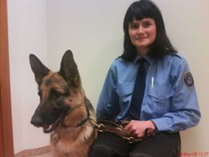 Hin nýútskrifaða Elín Ósk Þórisdóttir ásamt hundinum Amigu.