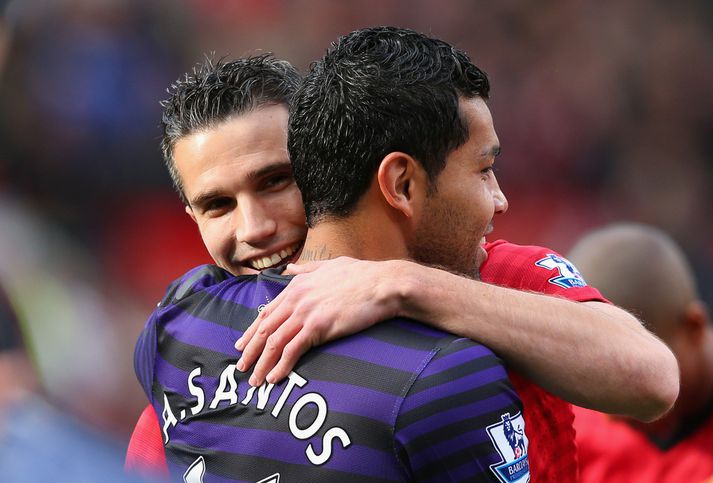 Van Persie og Santos heilsast fyrir leik.