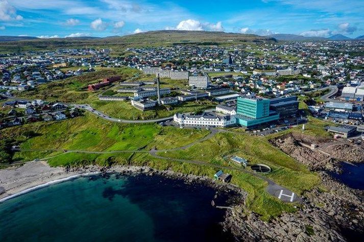 Tveir skipverjar hafa verið fluttir á Landssjúkrahúsið í Þórshöfn.