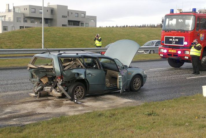 Áreksturinn var mjög harður og voru sex fluttir á slysadeild.