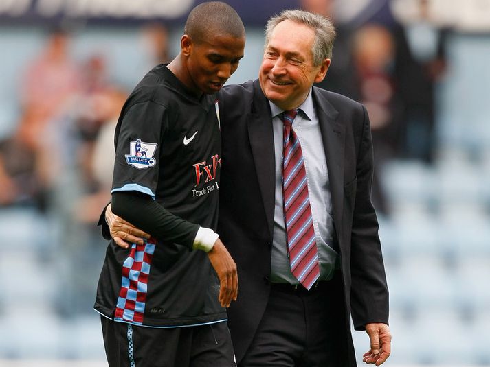 Gérard Houllier, stjóri Aston Villa fagnar sigri með Ashley Young.