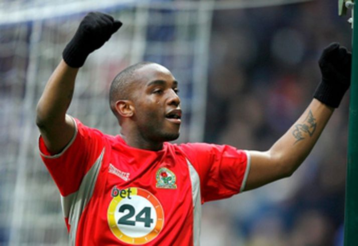 Benni McCarthy vill ólmur fara til Chelsea og nú virðist Jose Mourinho vera sama sinnis - ef má enska blaðið The Sun.