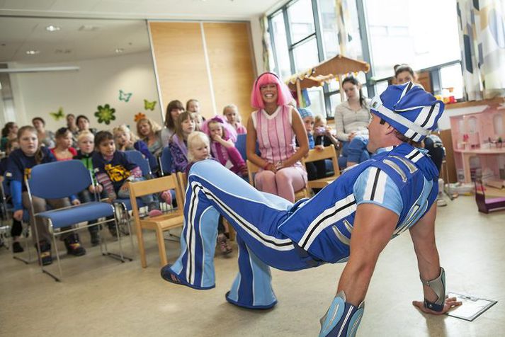 Íþróttaálfurinn kom við á dagdeild Barnaspítalans, en deildina þurfa sum gigtveik börn sækja til að fá lyf. Fréttablaðið/ernir