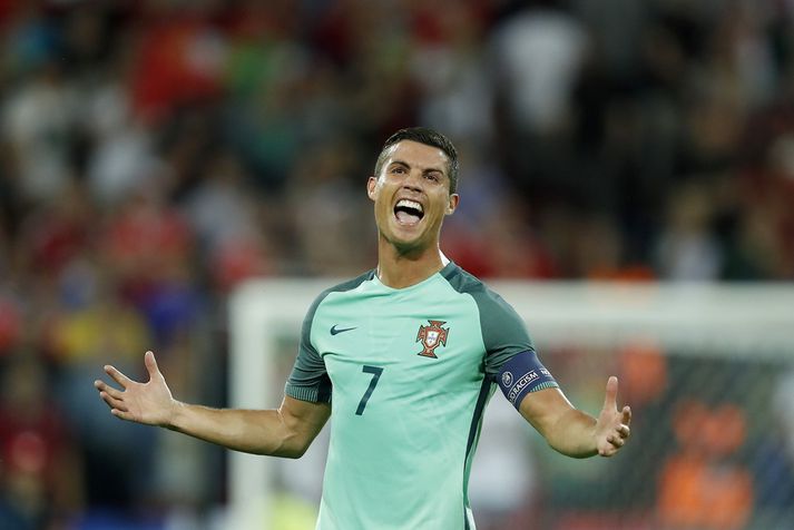 Ronaldo fagnar gegn Wales