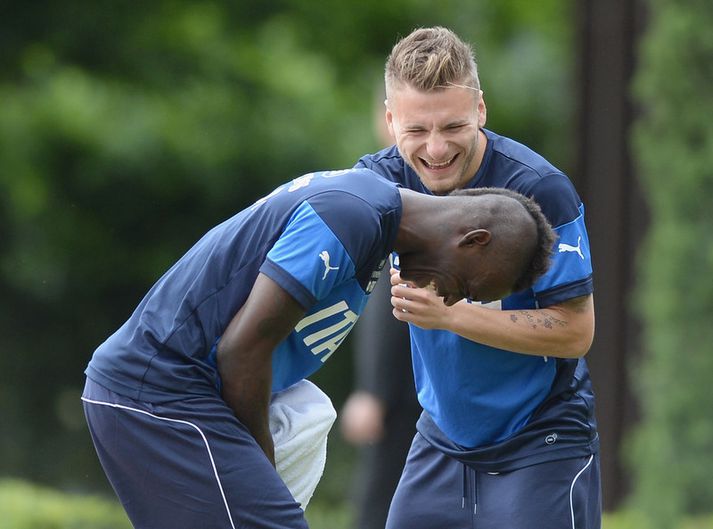 Mario Balotelli og markavélin Ciro Immoble eldhressir á æfingu ítalska landsliðsins.
