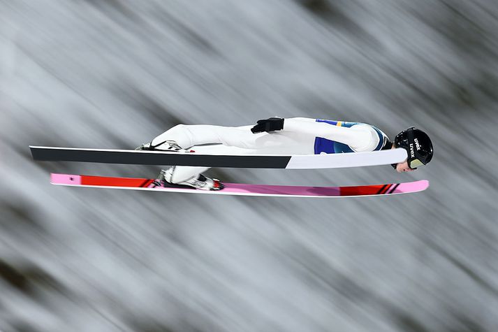 Stærðin skiptir máli þegar menn kljúfa loftið í skíðastökki.