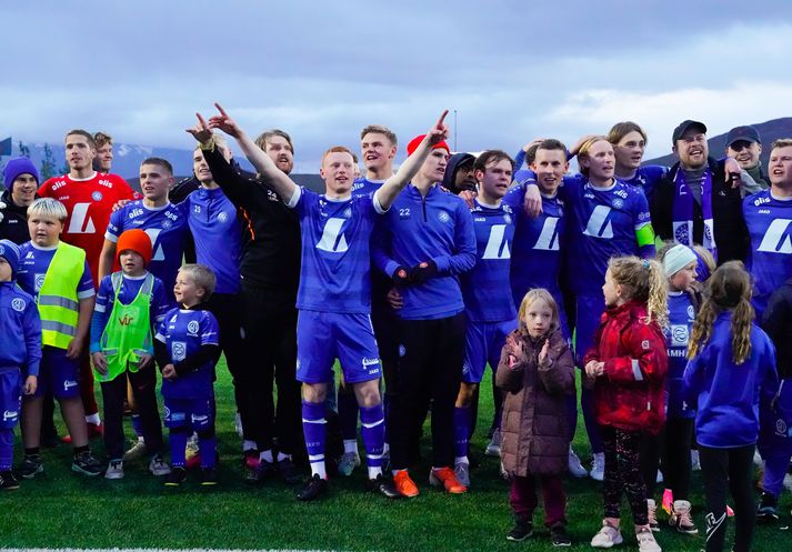 Leikmenn Dalvíkur/Reynis fagna sigrinum á Hetti/Hugin sem kom þeim upp í Lengjudeildina.