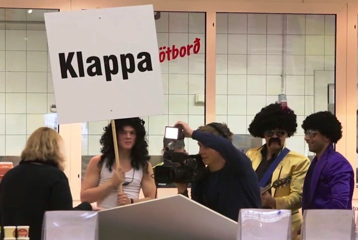 Viðskiptavinum Krónunnar í Lindum var komið á óvart nú í vikunni þar sem verið var að kynna nýja appið.