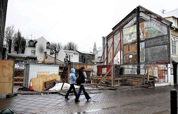 Lóðin við Laugaveg 74 stóð auð frá 2007 en framkvæmdir Laugavegs 74 ehf. komust aldrei af stað.