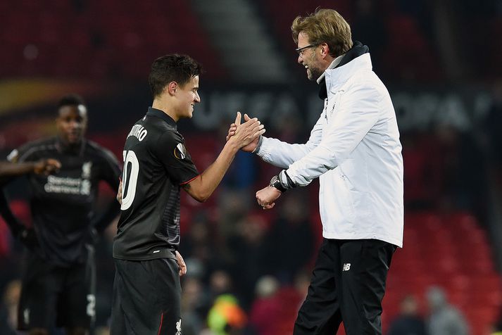 Jürgen Klopp, knattspyrnustjóri Liverpoolm með Philippe Coutinho eftir leikinn á Old Trafford í gær.