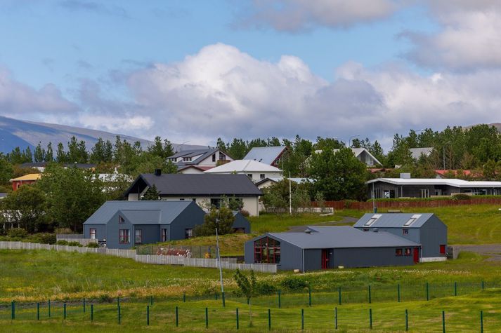 Spáð er hita á bilinu sjö til fjórtán stig á landinu í dag.