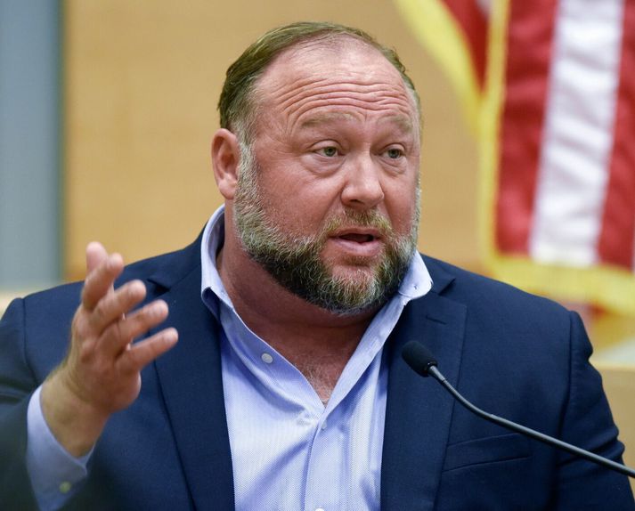 Alex Jones þegar hann bar vitni í dómsal árið 2022.