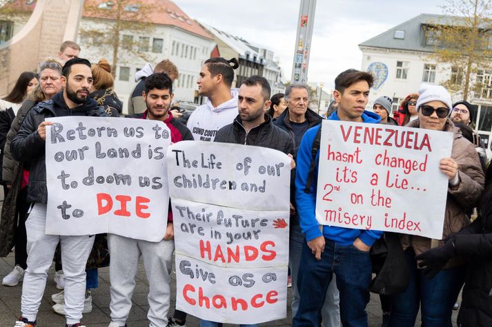 Um tíma gátu flóttamenn frá Venezuela nánast skilyrðislaust fengið alþjóðlega vernd á Íslandi. Síðan var því breytt og fólk sem verið hefur á Íslandi um mánaða eða áralangt skeið er nú sent til baka.