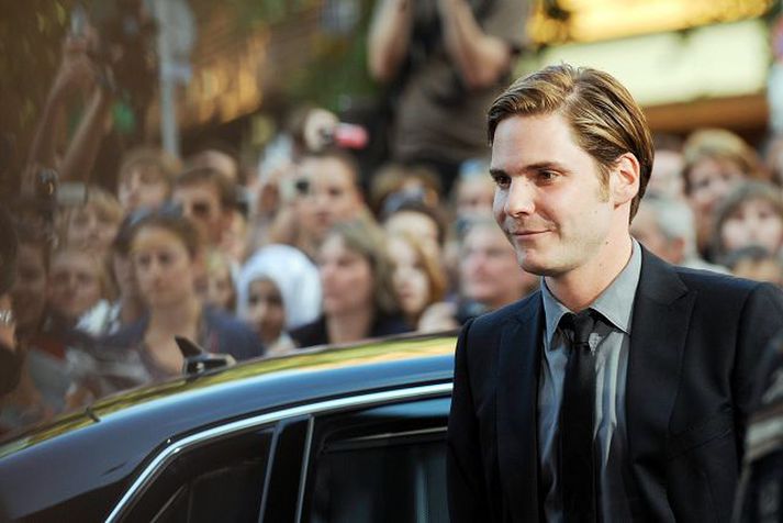 Stórstjarna í Þýskalandi
<B>Daniel Brühl</B> er ákaflega þekktur í sínu heimalandi en hann lék stórt hlutverk í Tarantino-myndinni Inglourious Basterds sem frumsýnd var fyrir nokkru í íslenskum kvikmyndahúsum. Brühl og <B>Nína Dögg Fillippusdóttir</B> eru vinir eftir að þau voru Shooting Stars í Berlín árið 2003 en leikhópurinn Vesturport verður í stórri rullu í myndinni.