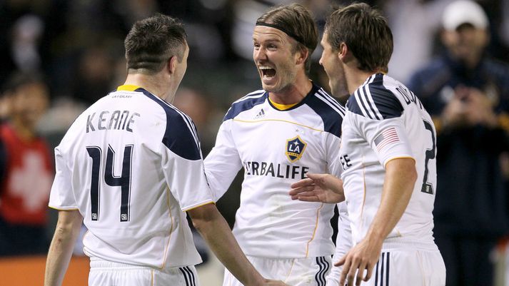 David Beckham fagnar marki Robbie Keane.