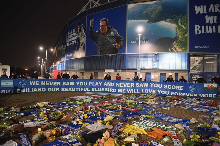 Minningar um Sala fyrir utan leikvöll Cardiff.