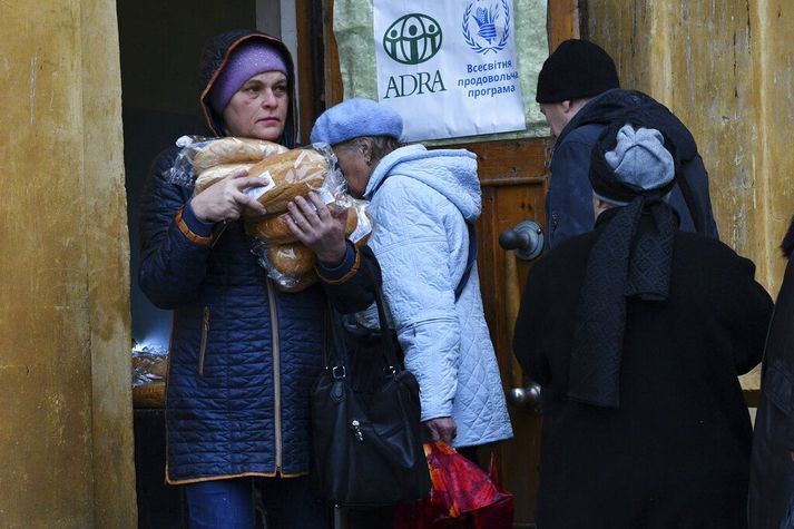 Íbúar í Kramatorsk fá mataraðstoð í gær. Rússar hafa náð að lama um þriðjug af raforkuframleiðslu Úkraínu með sprengjuárásum á innviði landsins undanfarna daga.