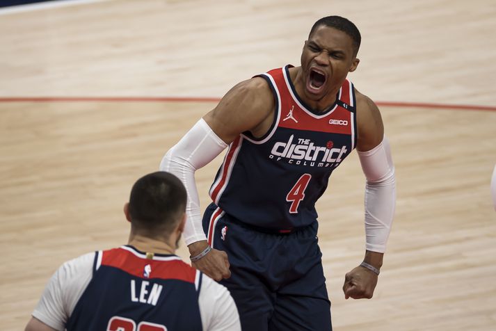 Russel Westbrook var enn eina ferðina með þrefalda tvennu gegn Cleveland Cavaliers í nótt.