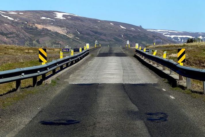 Einbreið brú yfir Glerá.