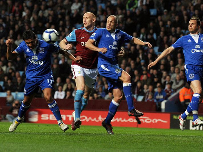 Tim Cahill skorar hér fyrsta mark leiksins.