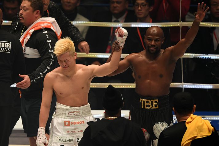 Floyd "Money“ Mayweather og Tenshin Nasukawa í lok bardagans.