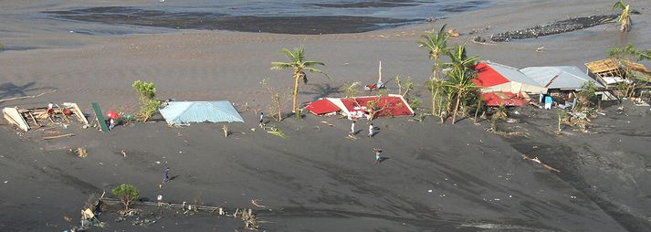 Aurskriðurnar færðu fjölmörg hús við rætur eldfjallsins Mayan nær algjörlega í kaf. Aðeins húsþökin standa nú upp úr sandinum.