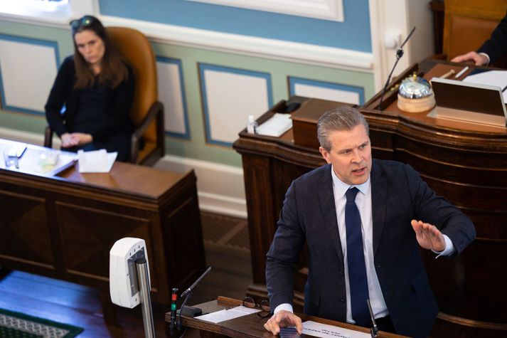 Bjarni Benediktsson fjármálaráðherra var harðlega gagnrýndur á Alþingi nú undir hádegi, vegna útboðs á hlut ríkisins í Íslandsbanka. Stjórnarandstaðan krefst þess að skipuð verði sérstök sjálfstæð rannsóknarnefnd með víðtækar rannsóknarheimildir en Bjarni telur rétt að byrja á því að ríkisendurskoðandi fari yfir málið.