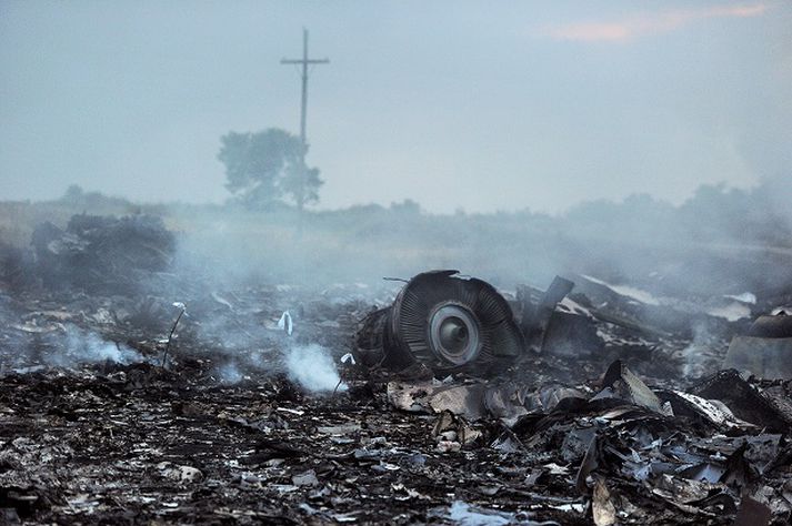 Brak Boeing 777 flugvélar Malaysian Airlines. Talið er að allir 295 sem voru um borð hafi látist