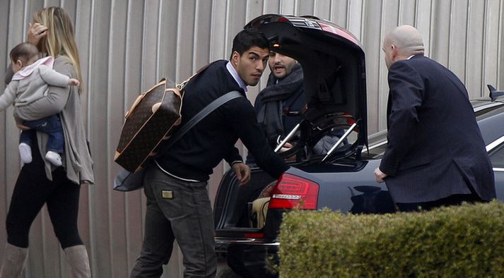 Suarez við komuna til Liverpool á mánudaginn.